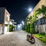 Suasana permukiman warga di belakang gedung lapangan padel. Lokasi ini menjadi perhatian dalam polemik dugaan kebisingan, sementara pengelola telah melakukan pemasangan peredam suara sebagai langkah mitigasi.
