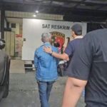 Foto: Polres Pelabuhan Tanjung Perak mengamankan lansia pelaku pencurian tiang besi bekas rambu lalu lintas milik Dinas Perhubungan Surabaya yang viral di media sosial.