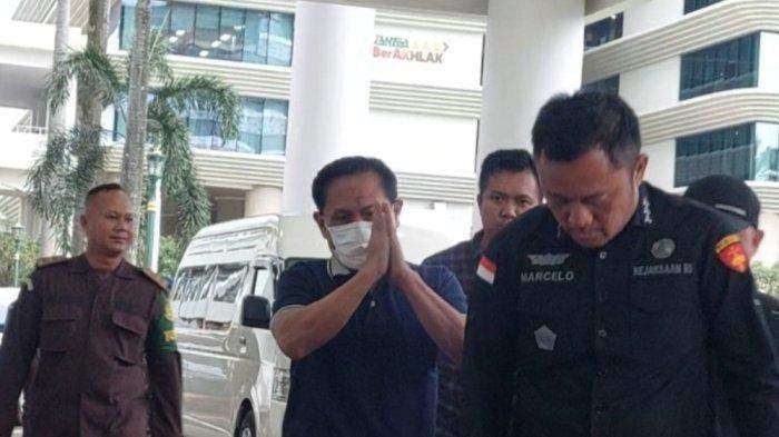 Eks Ketua Pengadilan Negeri Surabaya Rudi Suparmono saat mendatangi Gedung Kartika Kejaksaan Agung, Selasa (14/1/2025)