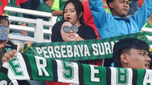 Bonek Bonita dukung Persebaya Surabaya saat menjamu Malut United (foto cak broto