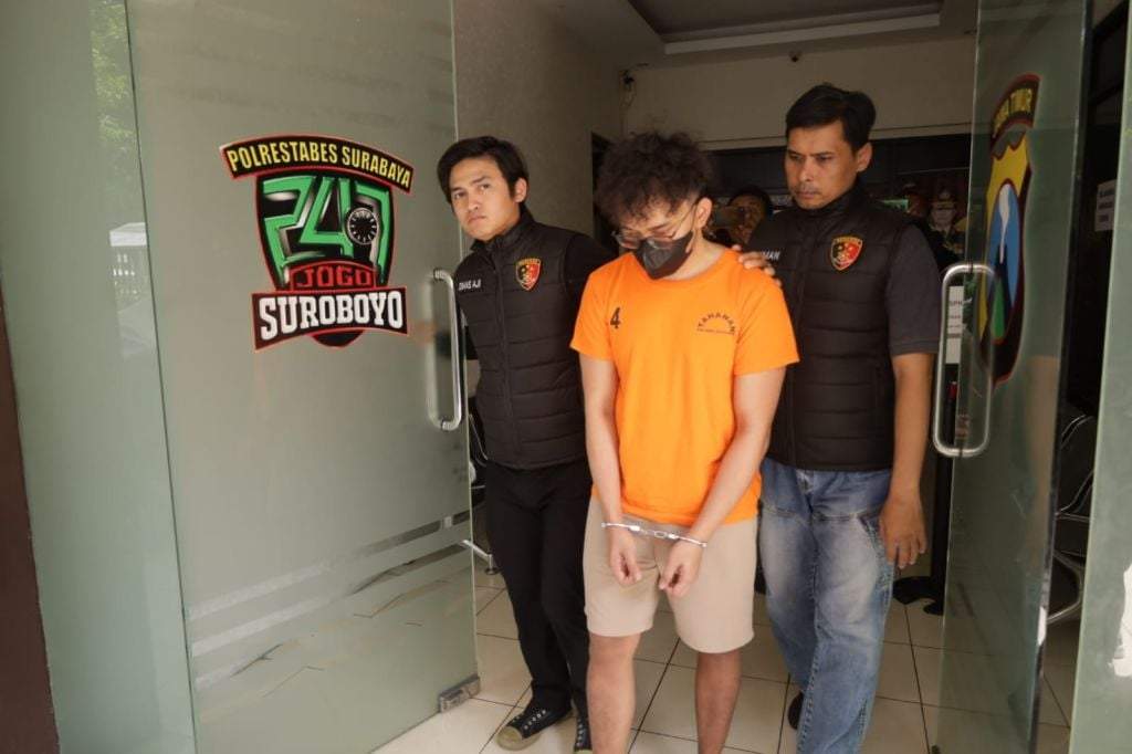 Muhammad Ilham Pratama Tersangka kasus pembunuhan di Hotel Double Tree Surabaya diamankan di Mapolsek Genteng