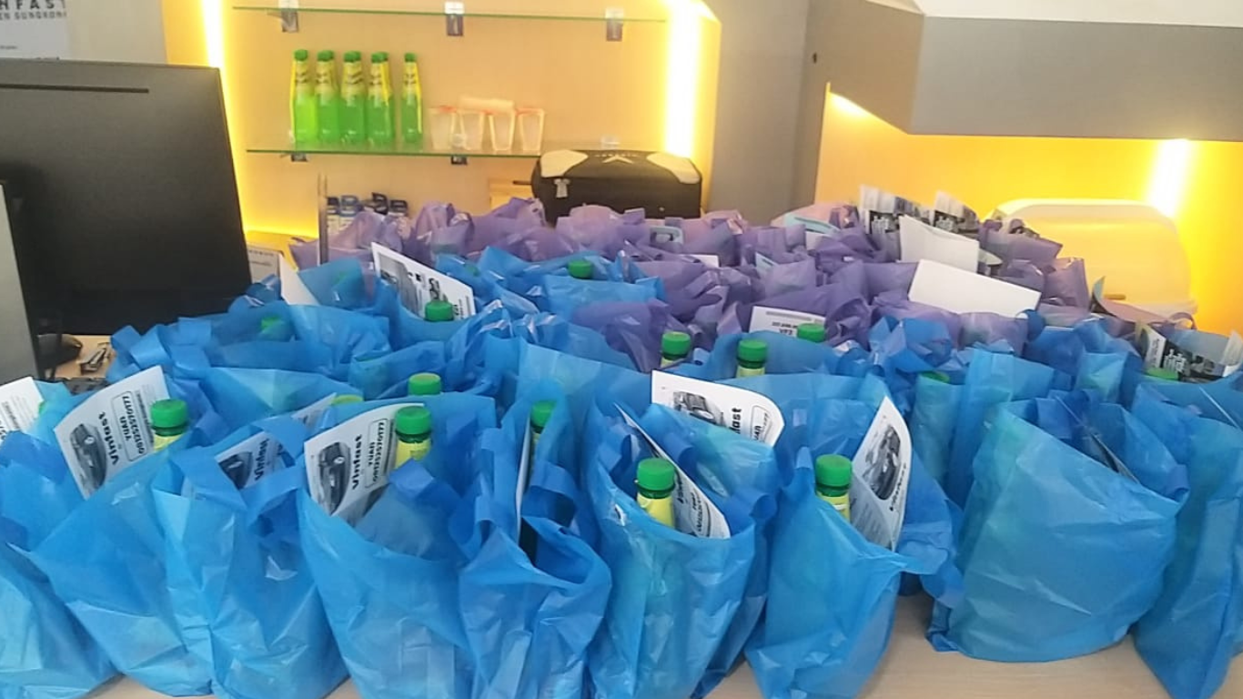 Semangat Berbagi di Bulan Ramadhan: VinFast Surabaya Sungkono Tebar Kebaikan dengan Takjil Gratis