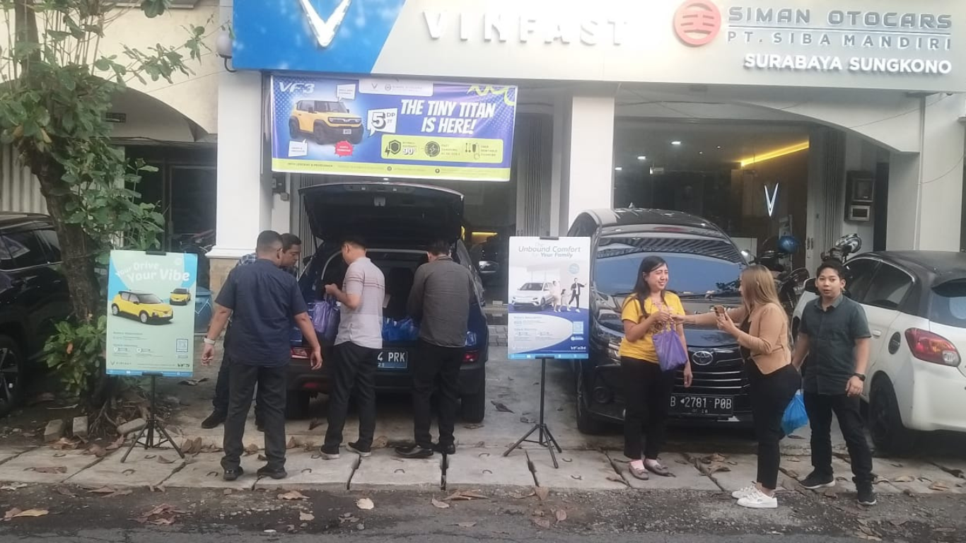 "Kami ingin berbagi kebahagiaan dan keberkahan Ramadhan kepada sesama. Kegiatan ini juga menjadi ajang untuk mempererat hubungan dengan masyarakat sekitar," ujar Ibu Neneng Sales Supervisor Vinfast Surabaya Sungkono