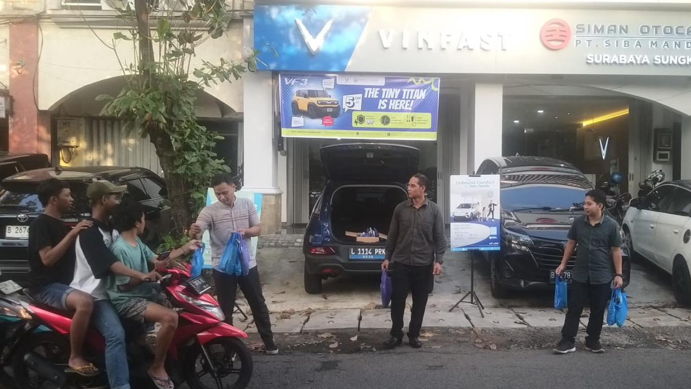 tim VinFast Surabaya Sungkono melalui kegiatan berbagi takjil gratis kepada para pengendara mobil, motor, dan ojek online (ojol) di sekitar dealer mereka.