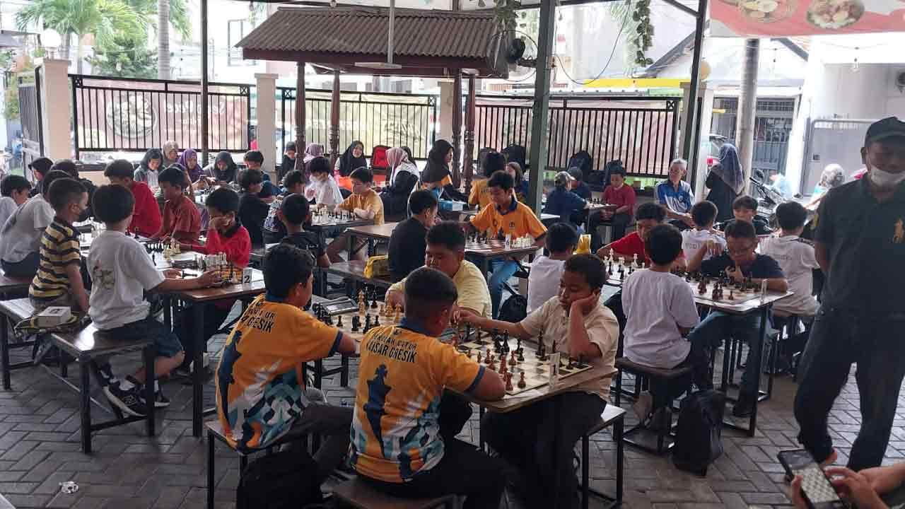 Turnamen catur anak Surabaya