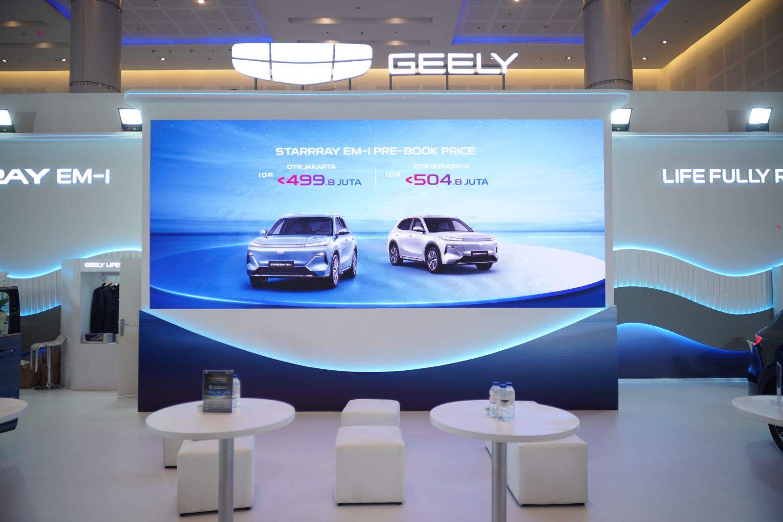 Selama program pre-book, Geely Starray EM-i Max ditawarkan di bawah Rp499,8 juta OTR Jakarta dan di bawah Rp504,8 juta OTR Surabaya.