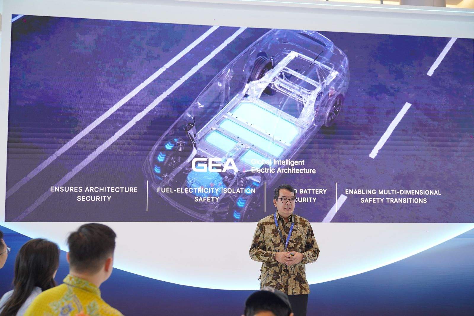 Geely Starray EM-i dibangun di atas Arsitektur GEA, sebuah arsitektur otomotif pertama di dunia yang mengintegrasikan hardware, sistem, ekosistem, dan teknologi AI dalam satu kerangka terpadu.