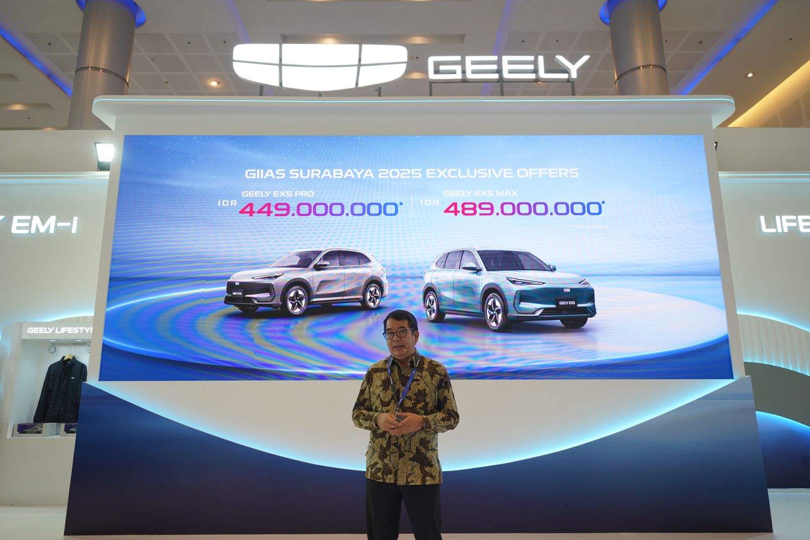 Selama GIIAS Surabaya 2025 berlangsung, Geely EX5 hadir dengan harga spesial untuk varian EX5 Max Rp489 juta dan EX5 Pro Rp449 juta (OTR Surabaya)