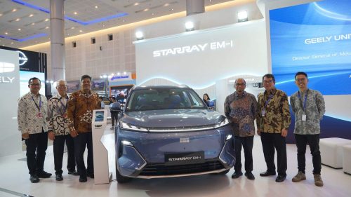 Momen bersama jajaran pejabat serta manajemen Geely Auto Indonesia saat di booth Geely di GIIAS Surabaya 2025. (1)