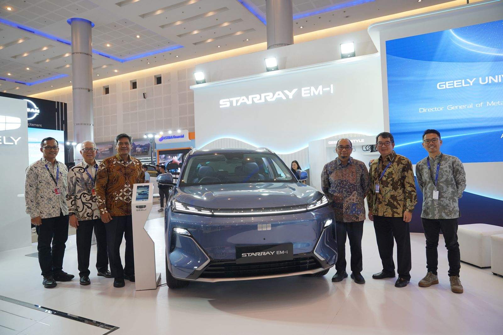 Momen bersama jajaran pejabat serta manajemen Geely Auto Indonesia saat di booth Geely di GIIAS Surabaya 2025. (1)