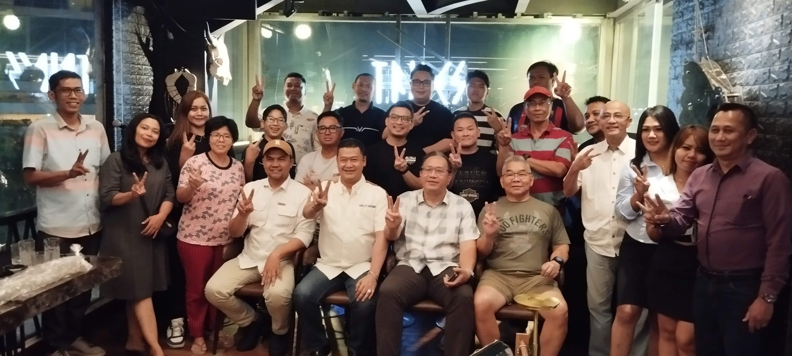 Foto bersama dan dengan kompak meneriakkan yel-yel kebanggaan komunitas mereka. Foto bersama dan dengan kompak meneriakkan yel-yel kebanggaan komunitas mereka.