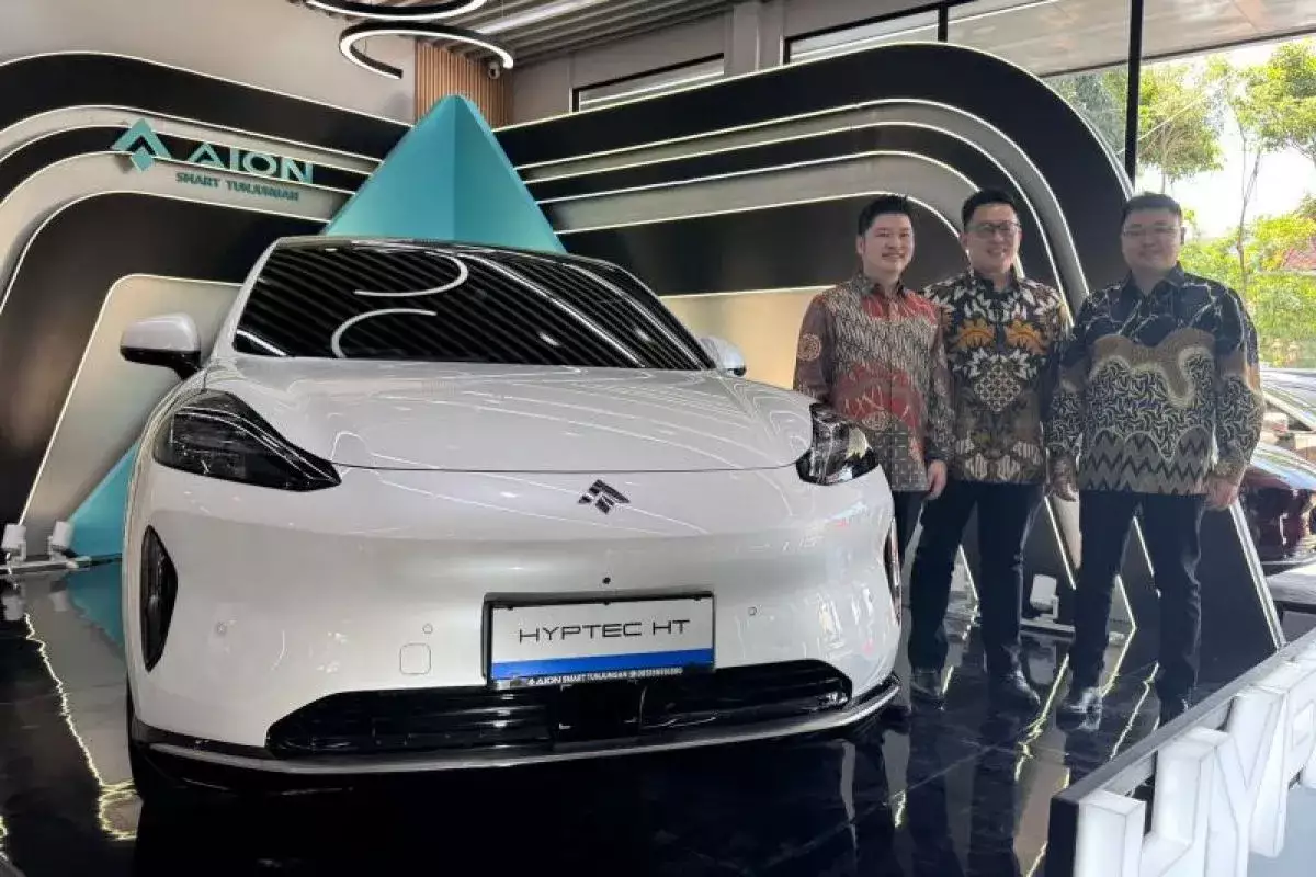 MOBIL LISTRIK - Galan Handoyo selaku Owner of GAC AION Surabaya, Andry Ciu CEO GAC AION Indonesia dan Joshua Darmadji sebagai Owner of GAC AION Surabaya di sela pembukaan dealer Surabaya, Sabtu (16/8/2025)
