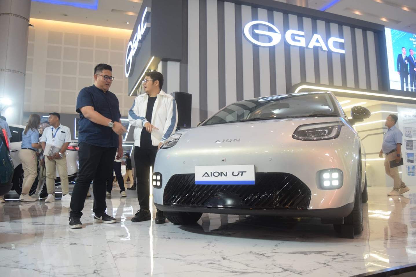 AION UT , hatchback listrik yang hadir perdana untuk arek-arek Suroboyo dengan bahasa desain mobil Eropa. Dibekali material premium dan kabin lega di kelasnya, mobil ini cocok untuk generasi muda dengan mobilitas tinggi. Baterainya mampu menempuh jarak hingga 500 kilometer.