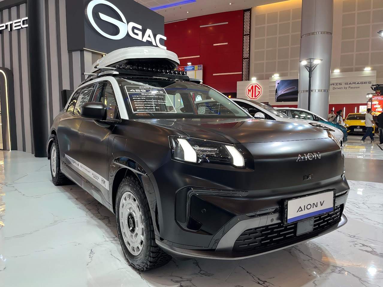 AION V , SUV listrik bagi konsumen yang suka berpetualang. Desain terinspirasi dari Dinosaurus T-Rex, hadir gagah di GIIAS Surabaya. Mobil ini dapat menempuh jarak hingga lebih dari 600 kilometer. Dilengkapi dengan fitur pendingin dan penghangat jok, kursi pijat 8 titik, hingga kulkas 3 mode (penghangat, pendingin, pembeku).