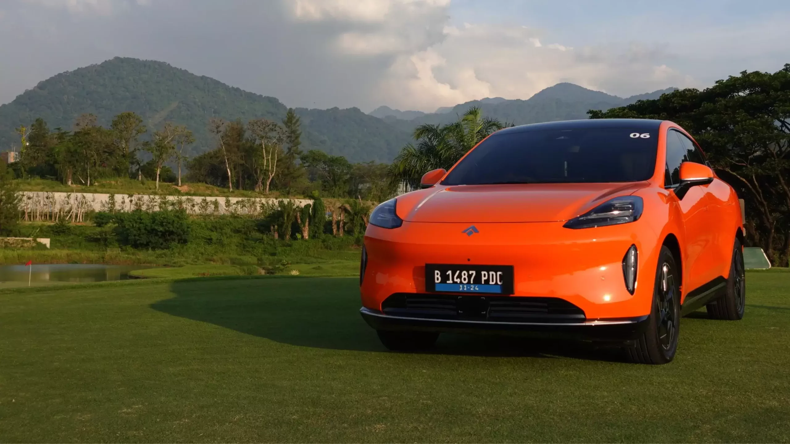 Hyptec HT , SUV listrik mewah dengan filosofi private jet yang mampu melaju hingga 620 kilometer. Sudah dibekali dengan fitur-fitur terkini hingga fitur safety terlengkap di kelasnya.