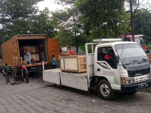 Dengan jaringan yang solid dan tarif yang kompetitif, Agung Jaya Cargo memastikan barang Anda sampai ke tujuan dengan selamat dan efisien.