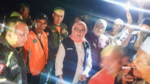 Bupati Lumajang, Indah Amperawati,saat memberikan imbauan kepada masyarakat terkait status aktif Gunung Semeru (Foto: Dokumentasi Kominfo Lumajang)