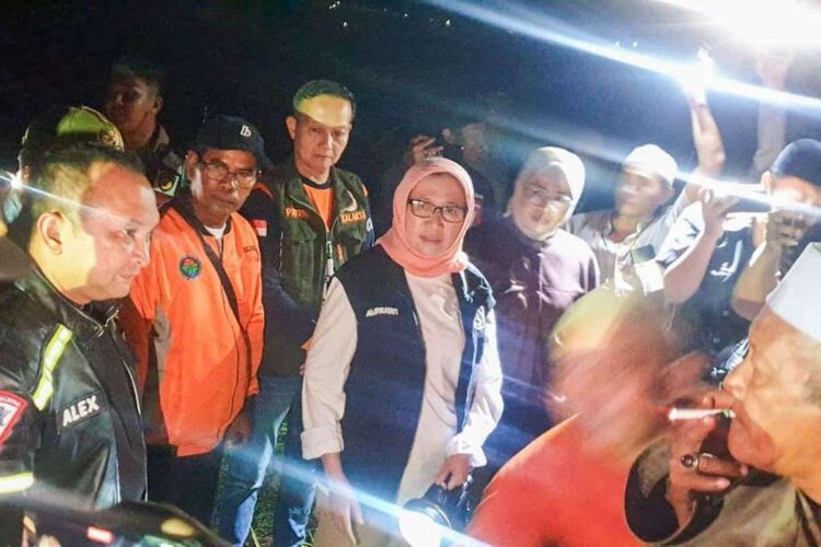 Bupati Lumajang, Indah Amperawati,saat memberikan imbauan kepada masyarakat terkait status aktif Gunung Semeru (Foto: Dokumentasi Kominfo Lumajang)