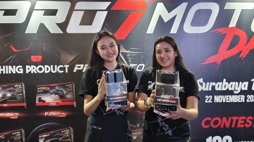 Tampak 2 model Pro 7 Moto memegang produk yang baru saja diperkenalkan