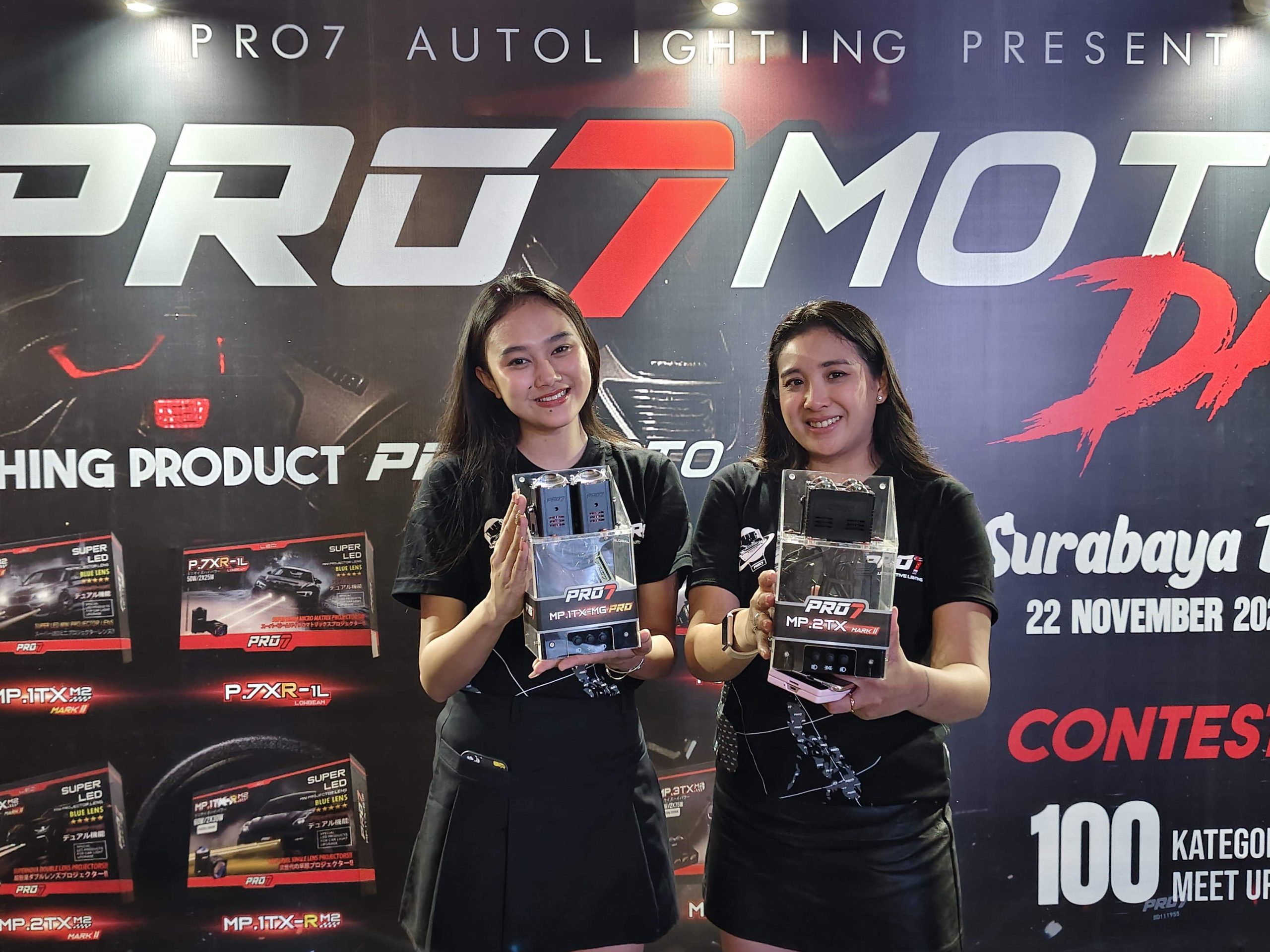 Tampak 2 model Pro 7 Moto memegang produk yang baru saja diperkenalkan