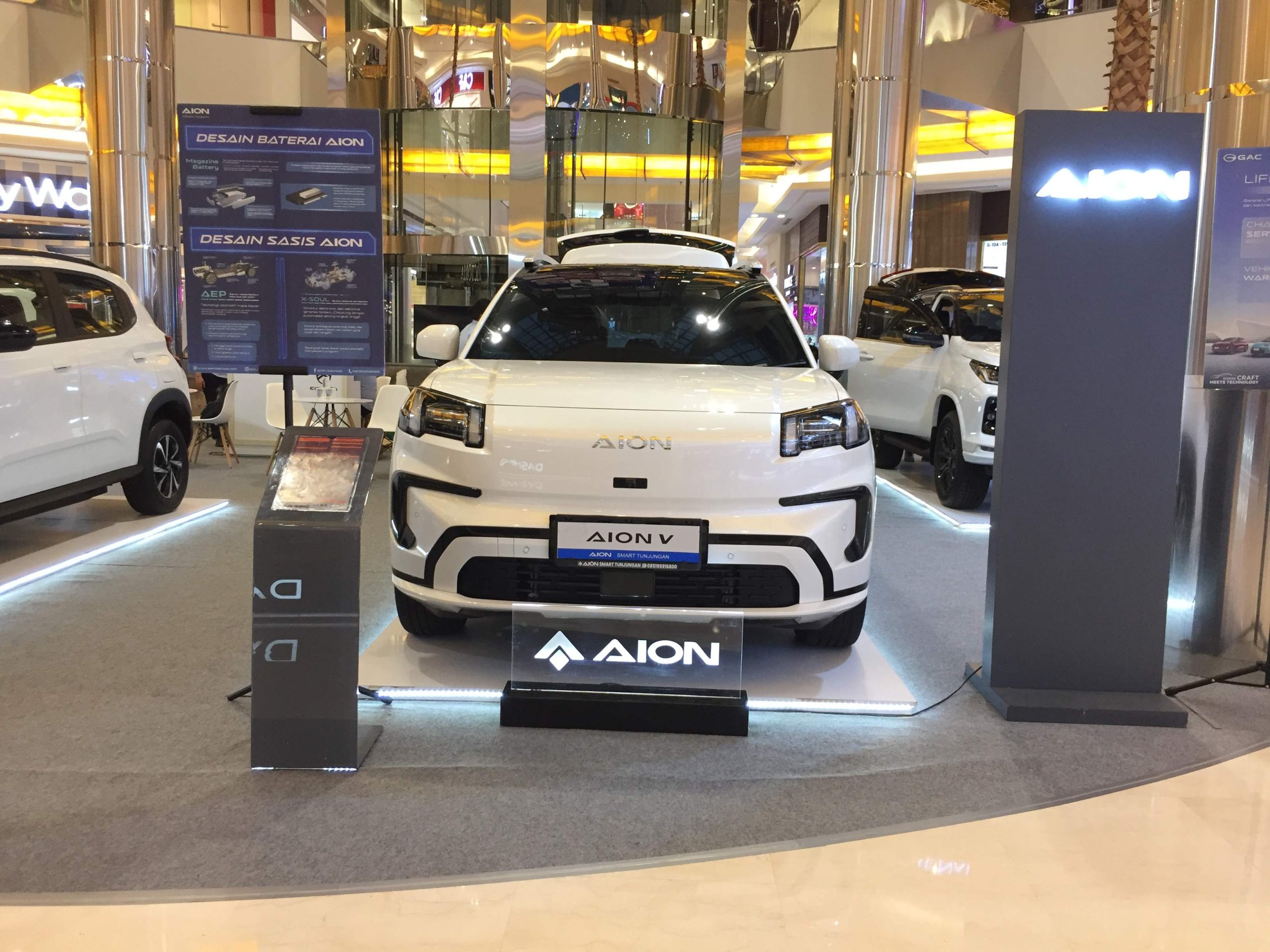 Booth Aion Smart Tunjungan secara khusus menyoroti model terlaris mereka, AION V.