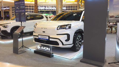 Booth Aion Smart Tunjungan secara khusus menyoroti model terlaris mereka, AION V.