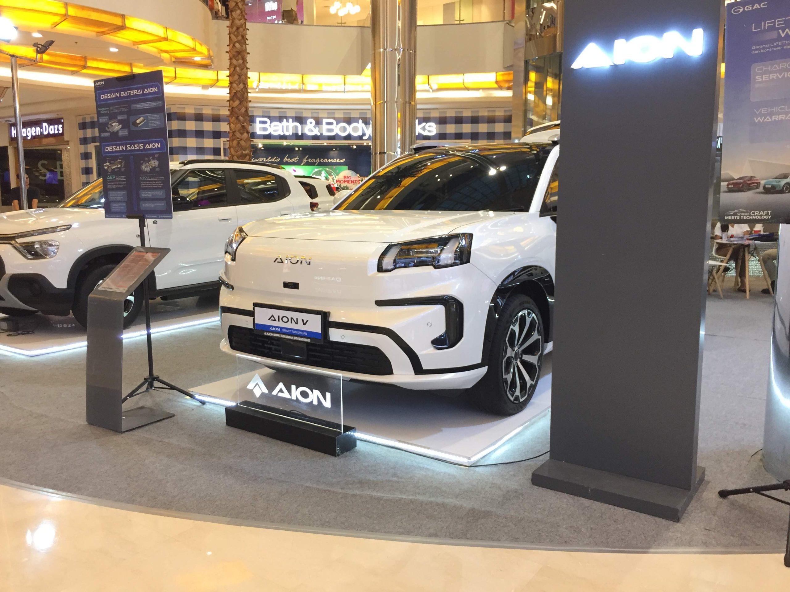 Booth Aion Smart Tunjungan secara khusus menyoroti model terlaris mereka, AION V.