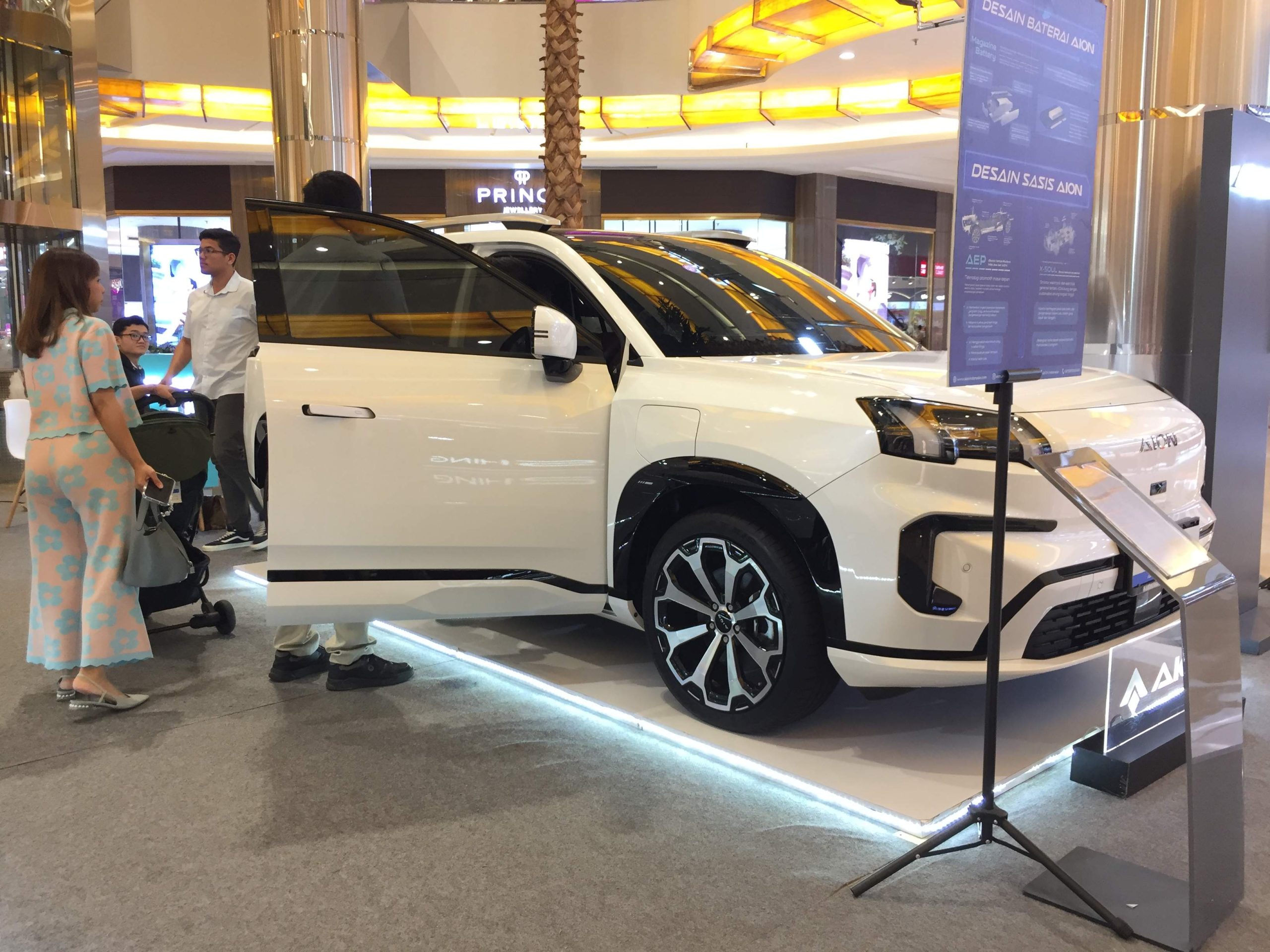 Booth Aion Smart Tunjungan secara khusus menyoroti model terlaris mereka, AION V.