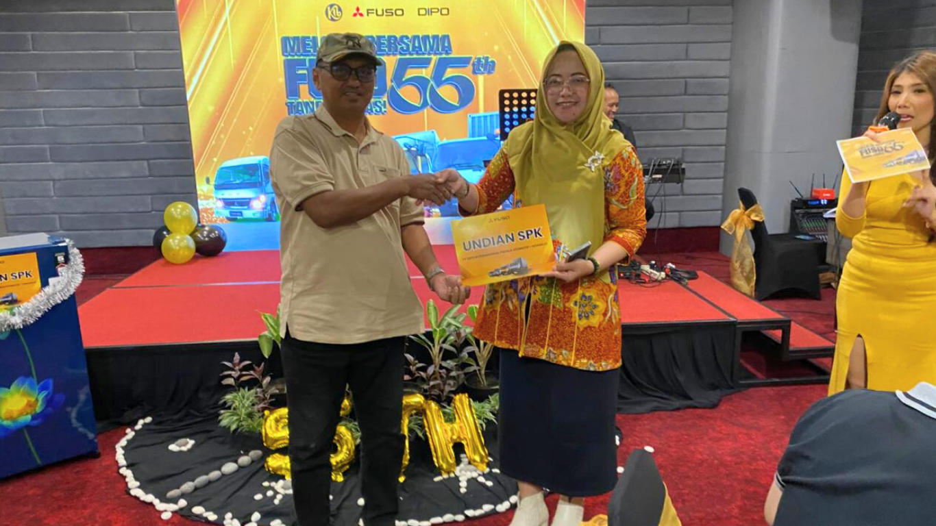 Penyerahan hadiah kepada konsumen "Melaju Bersama Fuso 55th Tanpa Batas!" di Excotel Design Hotel Surabaya.