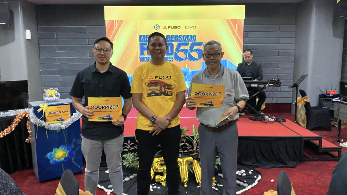 Penyerahan hadiah kepada konsumen "Melaju Bersama Fuso 55th Tanpa Batas!" di Excotel Design Hotel Surabaya.