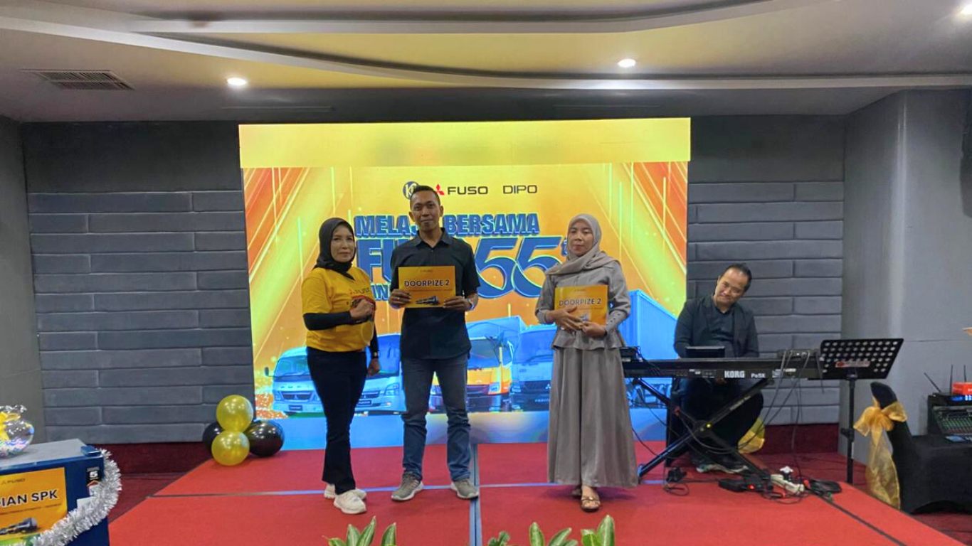 Penyerahan hadiah kepada konsumen "Melaju Bersama Fuso 55th Tanpa Batas!" di Excotel Design Hotel Surabaya.