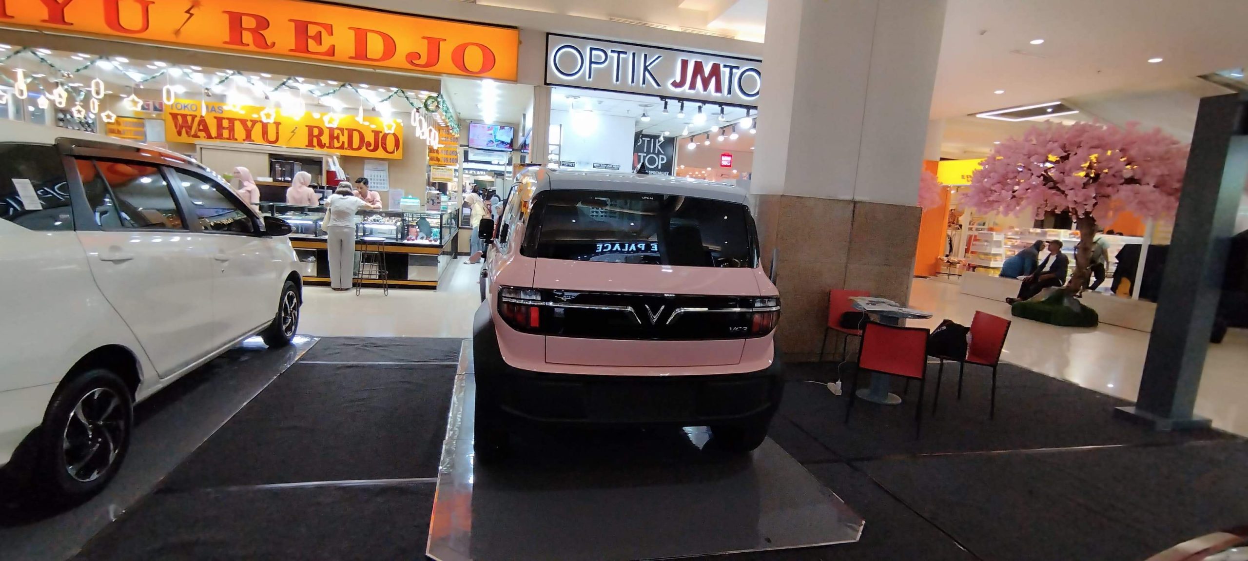 Pameran Vinfast Siba Sungkono Surabaya di Royal Plaza Surabaya 