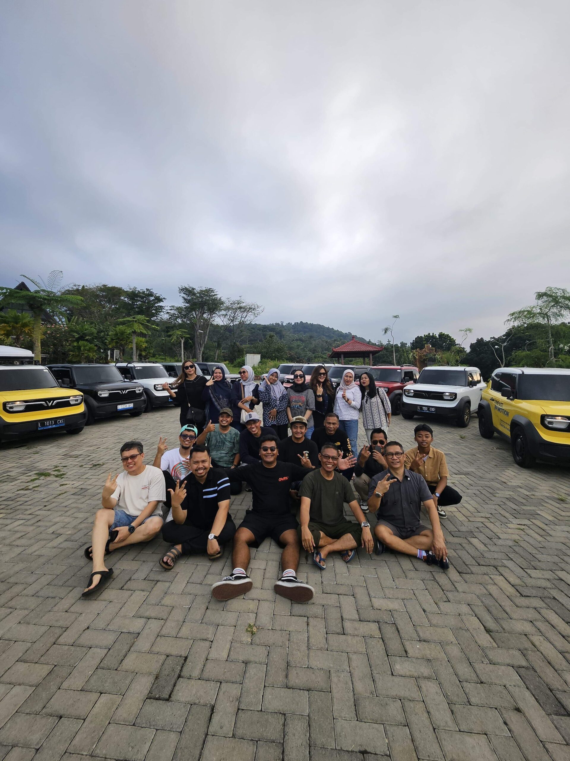 Peserta touring berfoto didepan mobil listrik VF3 di Kamandaru Villas Pandaan