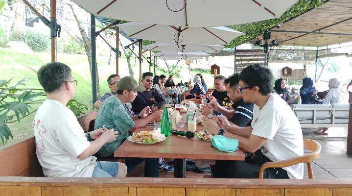 Komunitas VF3 Surabaya sedang berdiskusi tentang program kerja kedepan