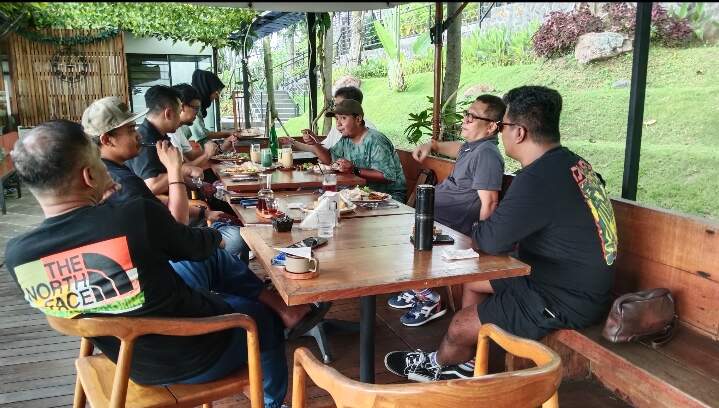Komunitas VF3 Surabaya sedang berdiskusi tentang program kerja kedepan