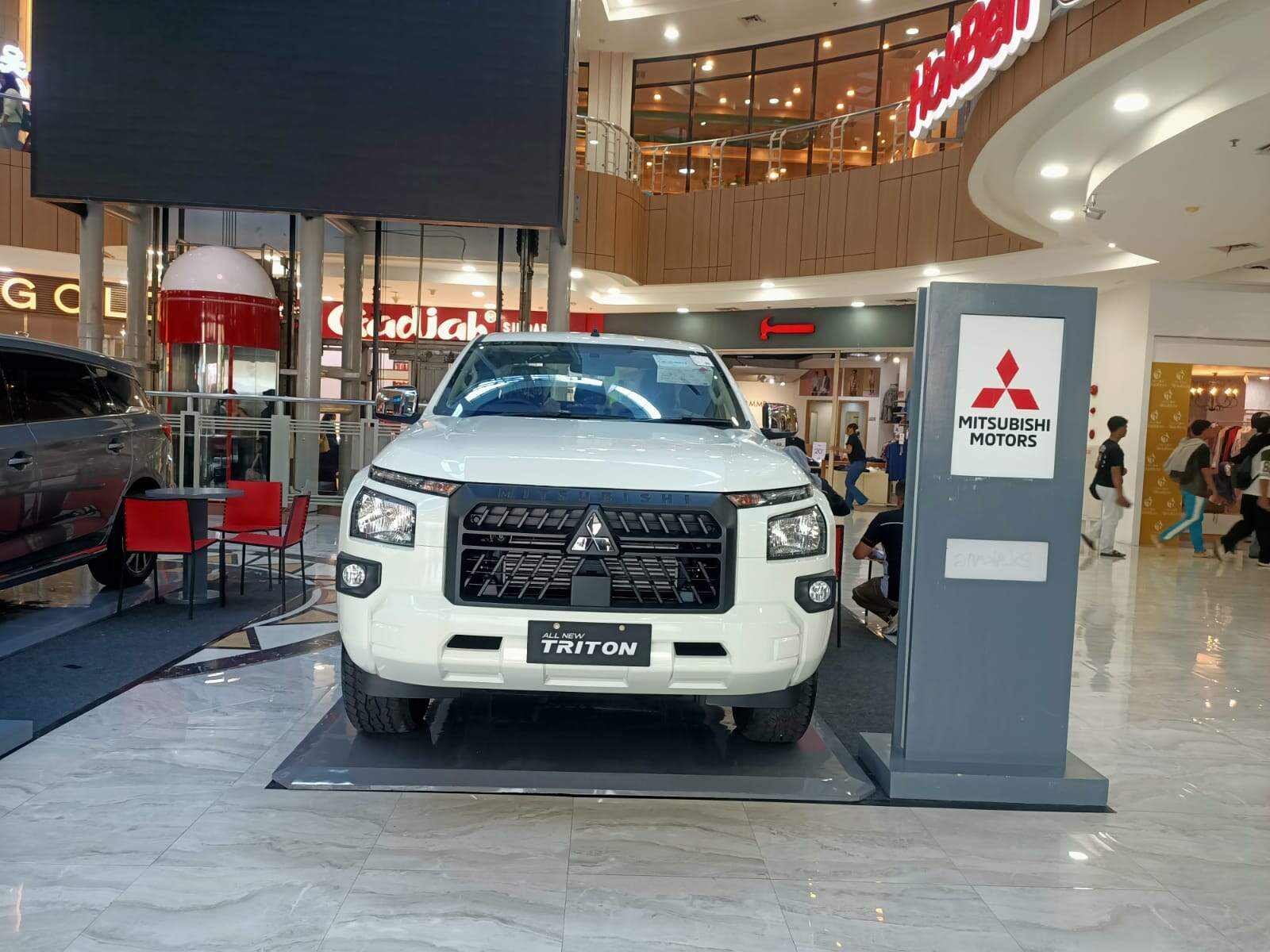 PT Dipo Internasional Pahala Otomotif (DIPO Sidoarjo), selaku jaringan dealer resmi Mitsubishi Motors, secara resmi menggelar eksibisi spesial bertajuk "Exhibition Mitsubishi Triton: Engineered Beyond Tough". Pameran eksklusif ini berlangsung di Atrium Sun City Sidoarjo mulai tanggal 23 hingga 29 Mei 2026.