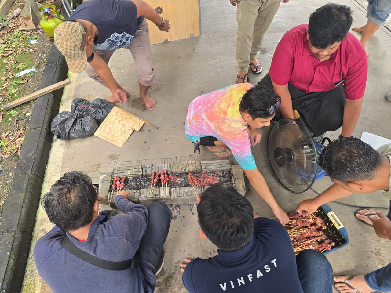 Penyembelihan hewan kurban dilakukan di dealer Vinfast Siba Taman Sidoarjo