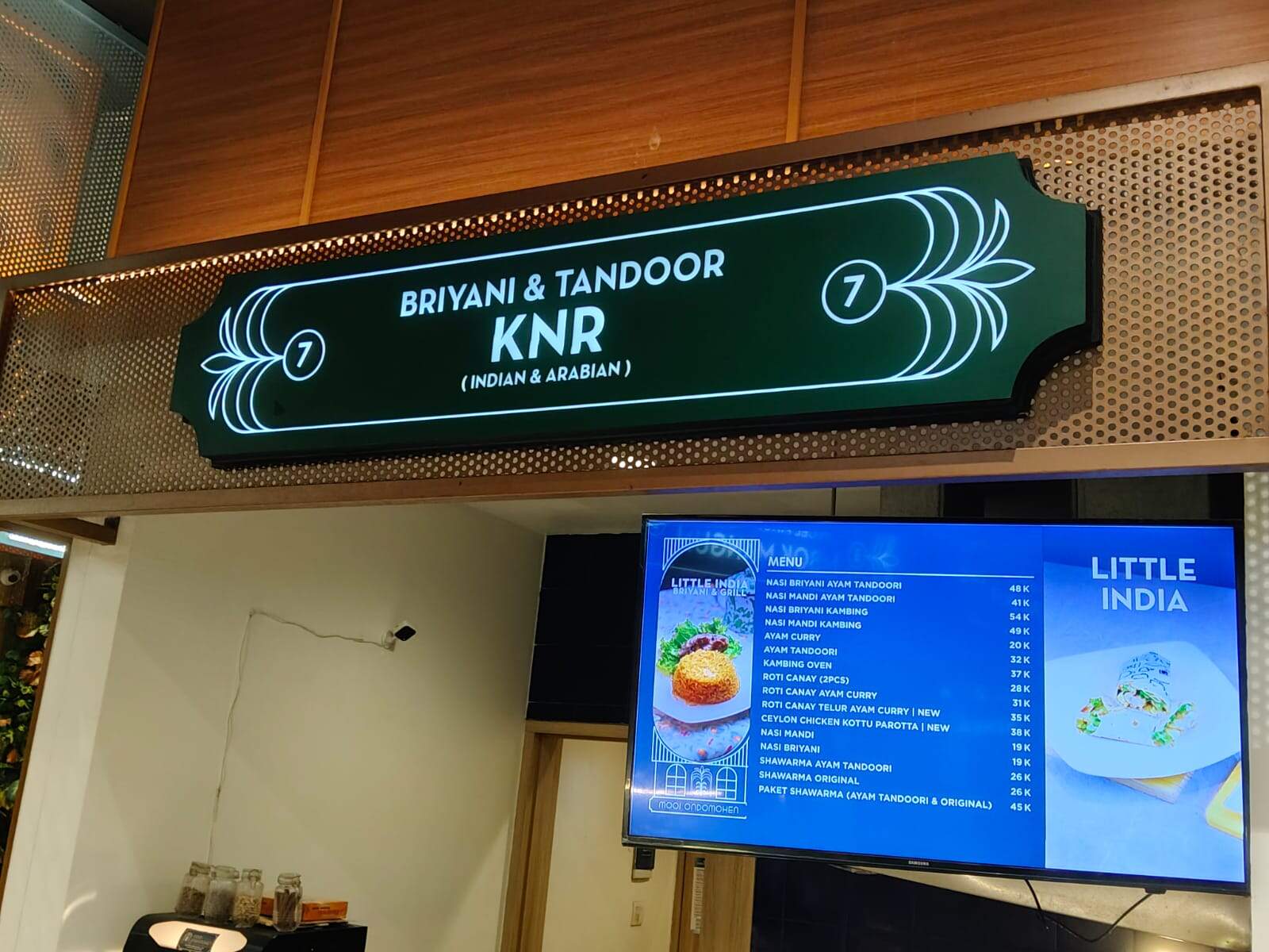 Destinasi kuliner yang berlokasi di Ciputra World Surabaya Lantai 3 (area MOOI Ondomohen) ini sukses menarik perhatian para pencinta makanan khas Timur Tengah dan Asia Selatan lewat sajian yang kaya akan rempah dan autentik.