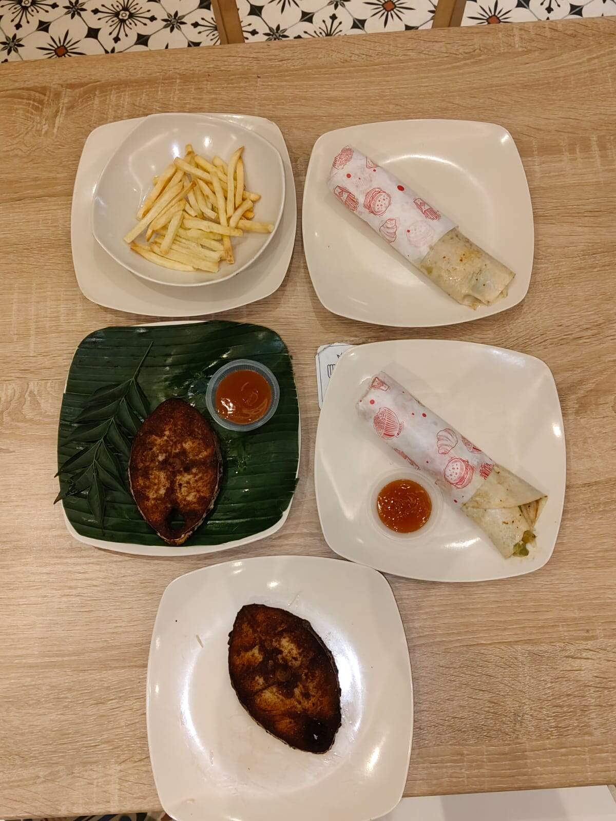 Selain itu, terdapat varian menu unggulan lainnya seperti Roti Canay, Ayam Curry, Ayam Tandoori, hingga Shawarma Ayam Tandoori