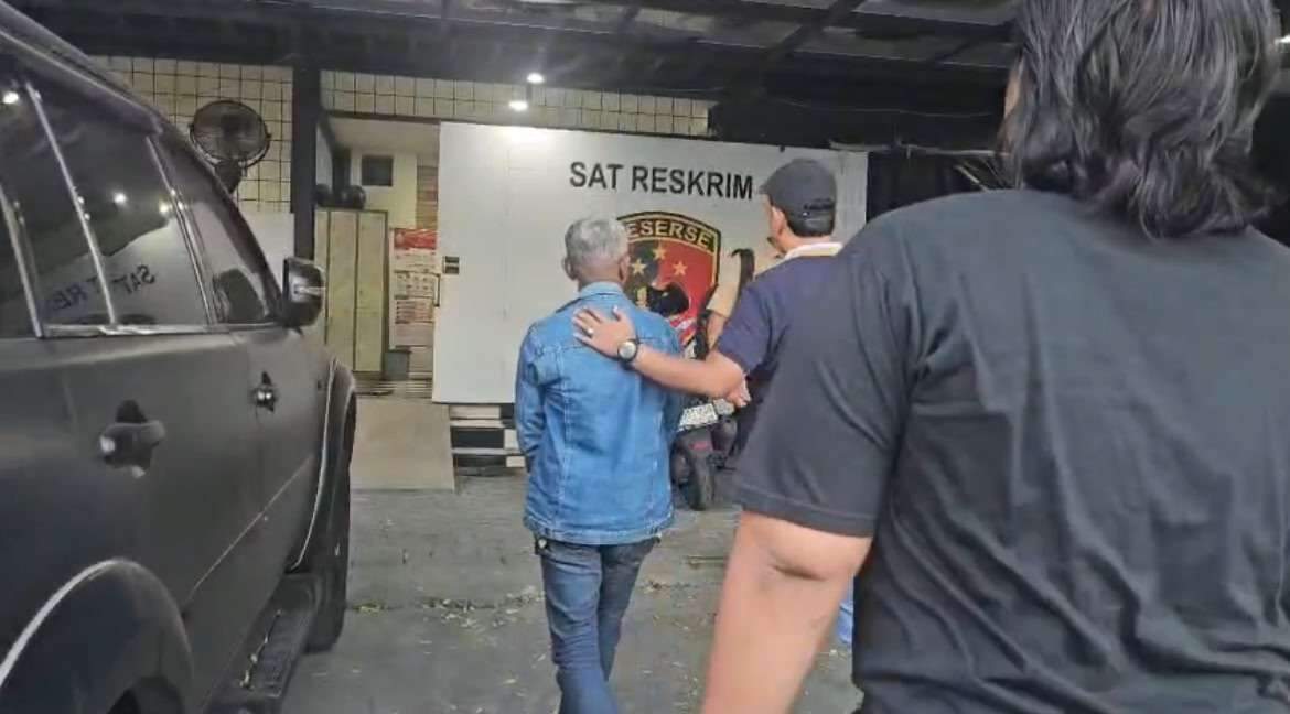 Foto: Polres Pelabuhan Tanjung Perak mengamankan lansia pelaku pencurian tiang besi bekas rambu lalu lintas milik Dinas Perhubungan Surabaya yang viral di media sosial.