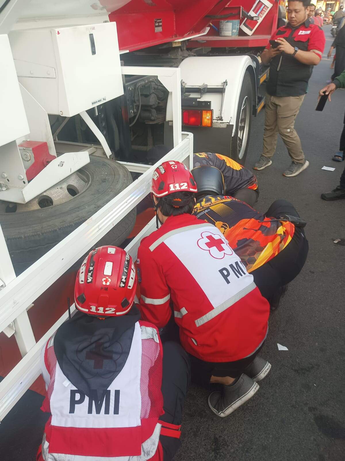 Truk Tangki Tabrak Motor di Karang Tembok