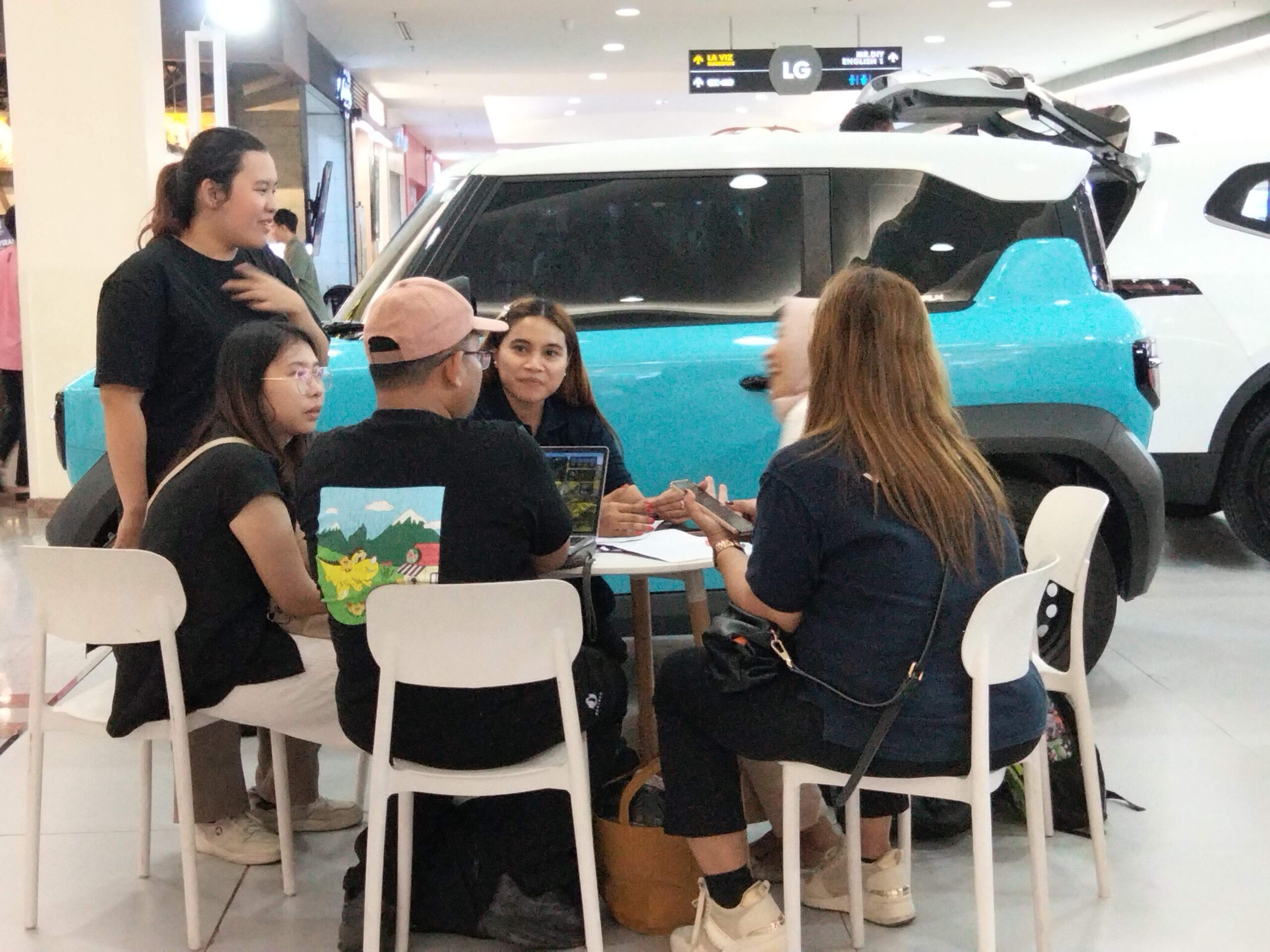 Pameran Mobil Listrik VinFast yang berlangsung pada 06–12 Juli 2026 di Atrium PTC Surabaya, tepatnya di antara outlet Sociolla dan The Body Shop.