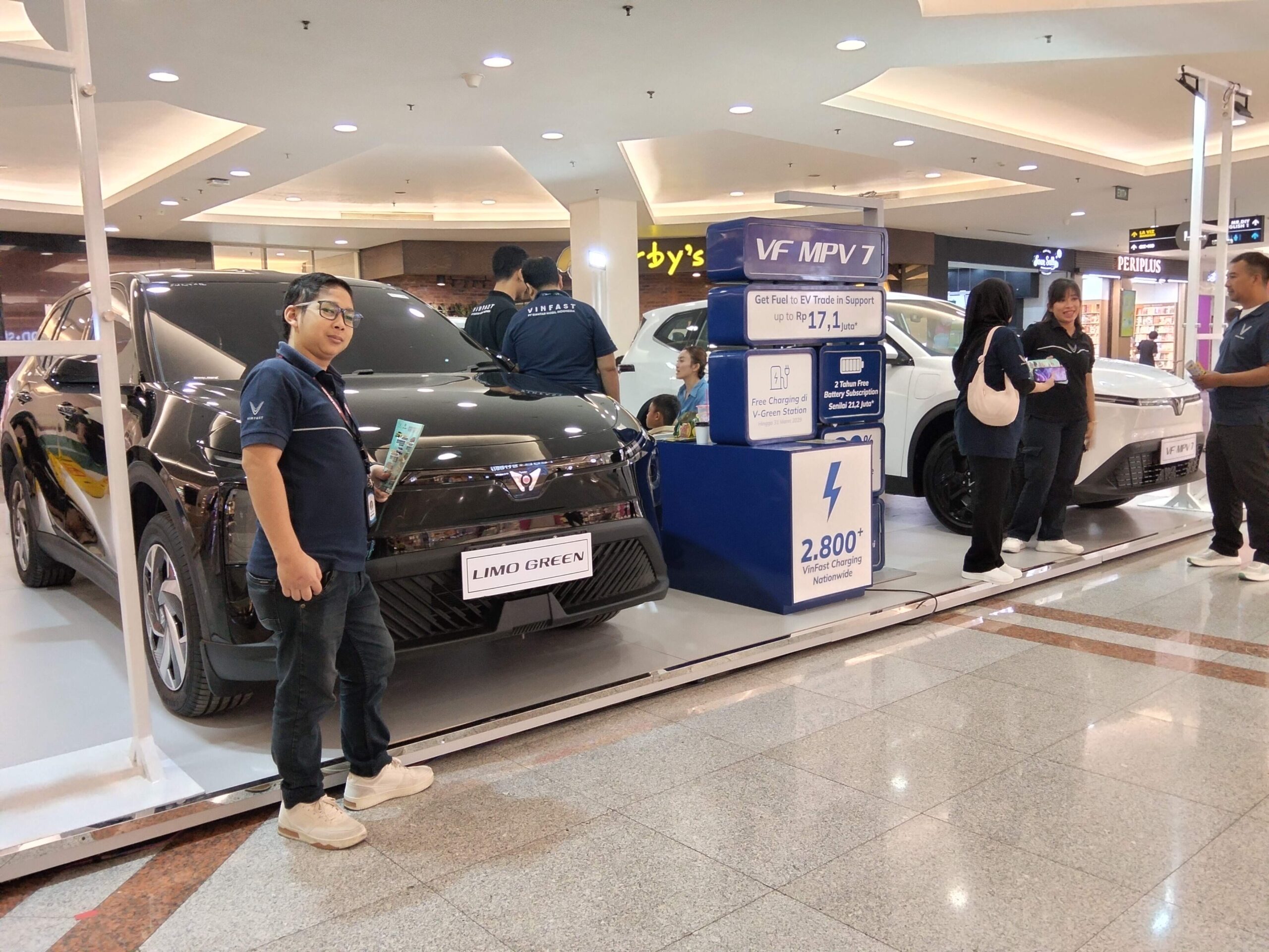 Pameran Mobil Listrik VinFast yang berlangsung pada 06–12 Juli 2026 di Atrium PTC Surabaya, tepatnya di antara outlet Sociolla dan The Body Shop.