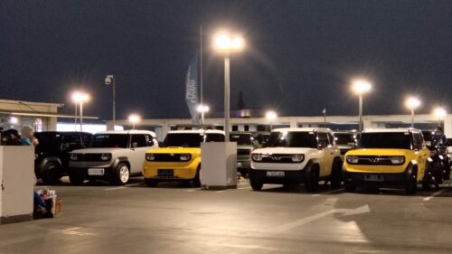 Kawasan Terminal Intermoda Joyoboyo (TIJ) Surabaya mendadak semarak pada akhir pekan ini. Puluhan pegiat otomotif berkumpul dalam balutan acara bertajuk Sunset Rooftop Car Meet with VF3 dengan slogan khas "Parkir Dulu Ngobrol Kemudian"
