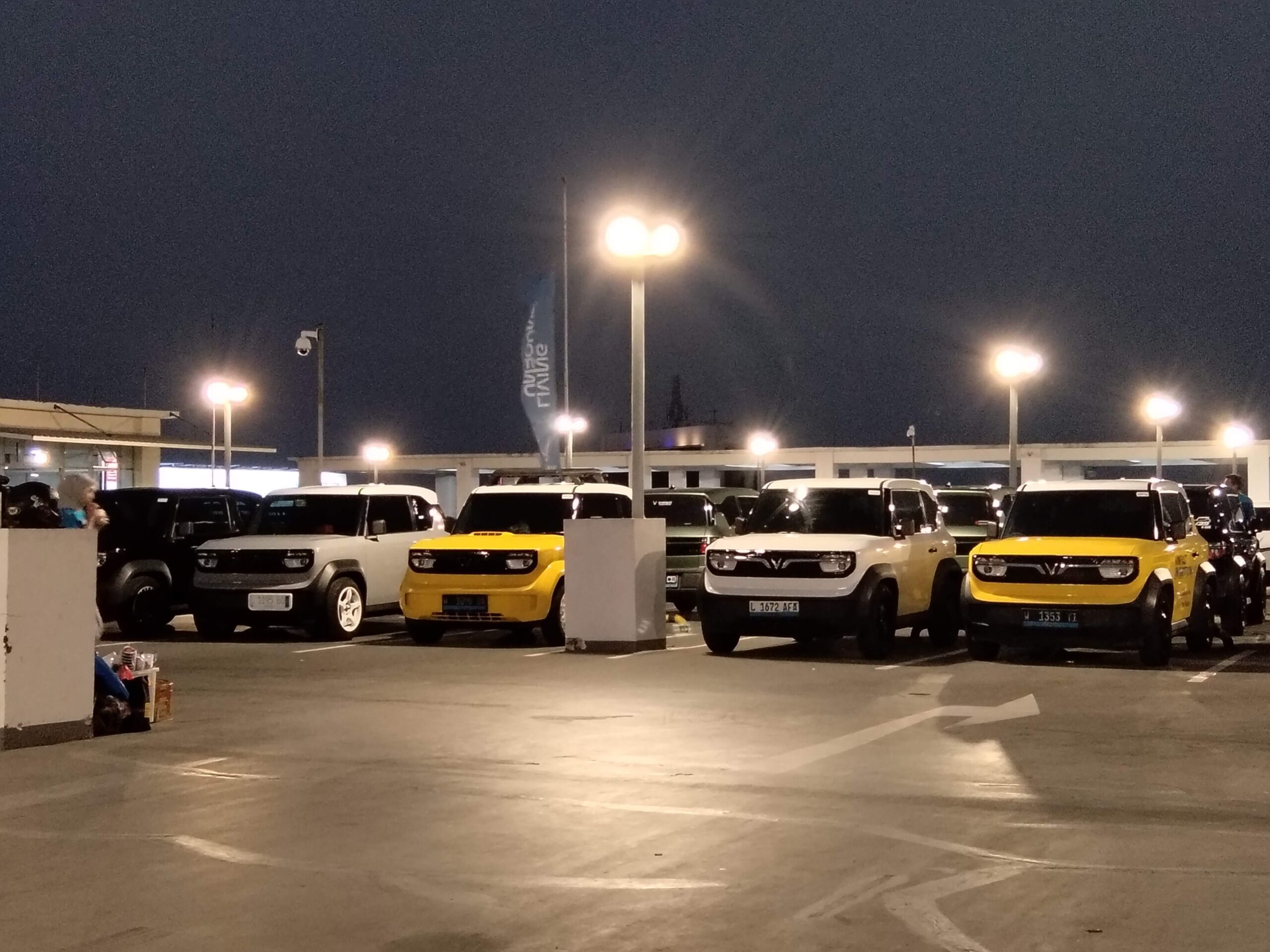 Kawasan Terminal Intermoda Joyoboyo (TIJ) Surabaya mendadak semarak pada akhir pekan ini. Puluhan pegiat otomotif berkumpul dalam balutan acara bertajuk Sunset Rooftop Car Meet with VF3 dengan slogan khas "Parkir Dulu Ngobrol Kemudian"