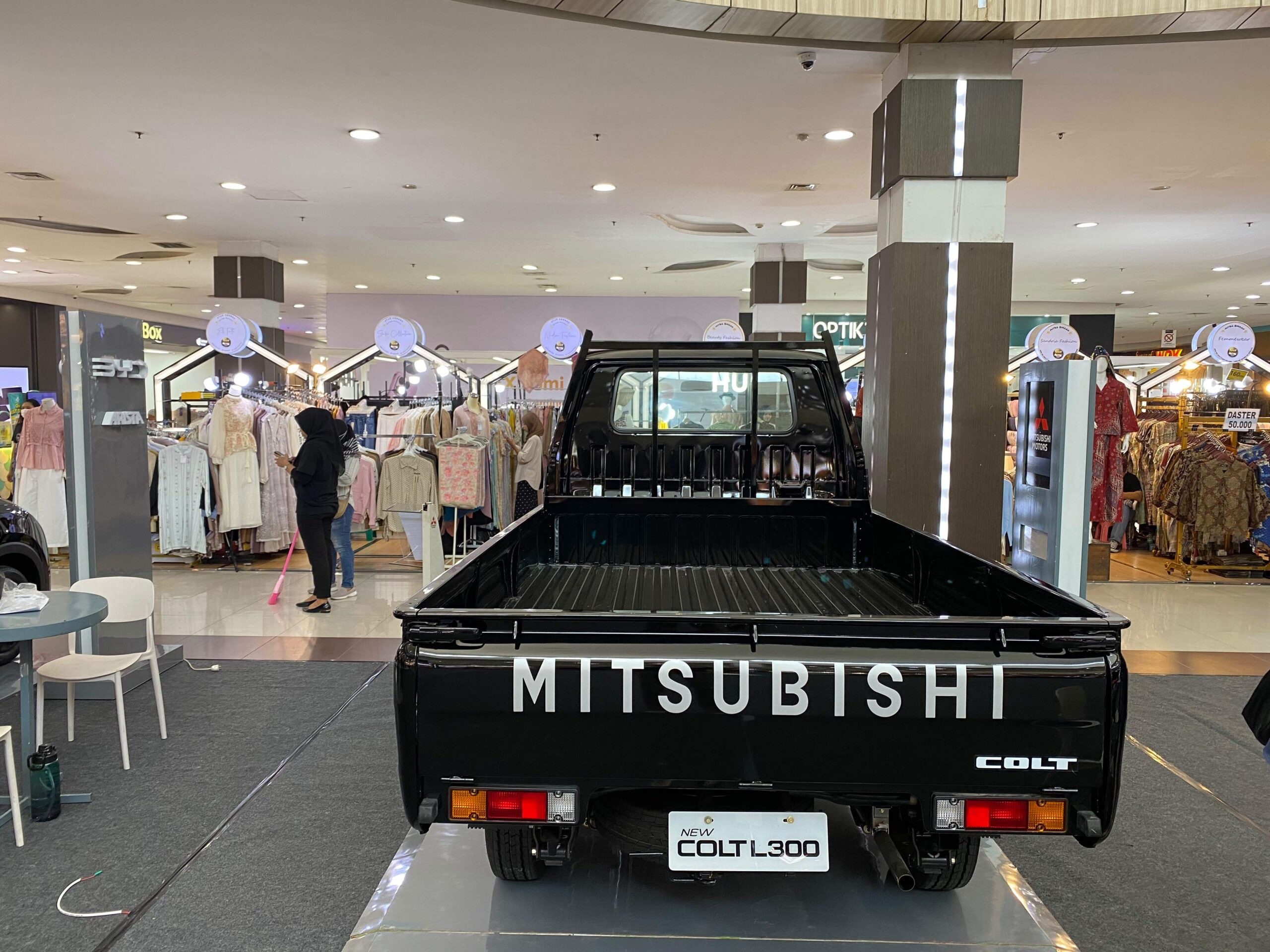 Mitsubishi: Menampilkan ketangguhan performa dengan Mitsubishi L300 yang legendaris.