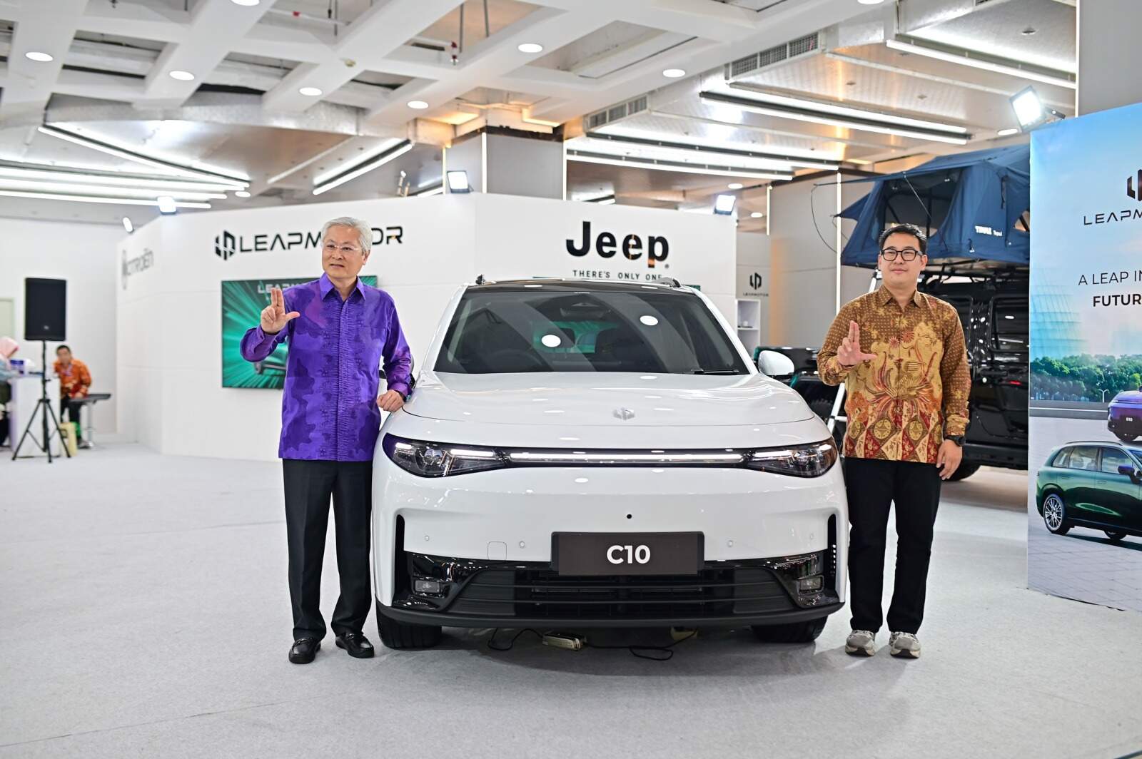 Leapmotor menghadirkan model unggulannya, B10 dan C10, dua SUV listrik yang mengusung filosofi intelligent electric vehicle dengan perpaduan teknologi terintegrasi, desain modern, dan pengalaman berkendara yang menyenangkan.