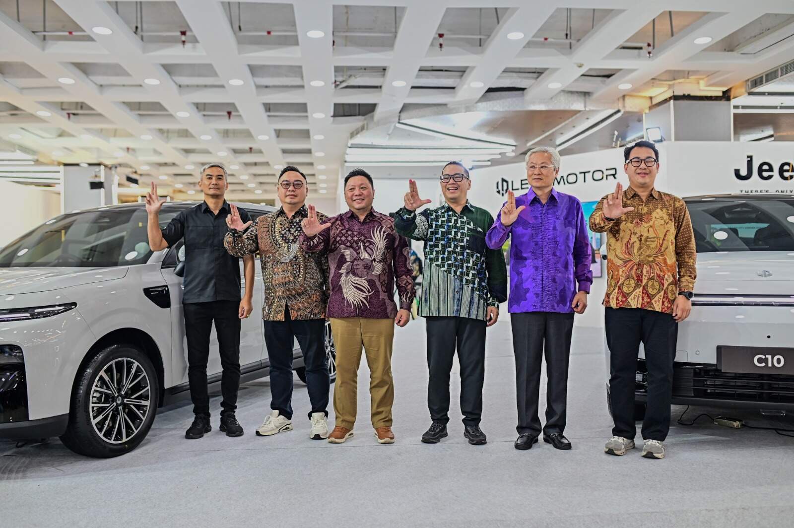 Leapmotor menghadirkan model unggulannya, B10 dan C10, dua SUV listrik yang mengusung filosofi intelligent electric vehicle dengan perpaduan teknologi terintegrasi, desain modern, dan pengalaman berkendara yang menyenangkan.