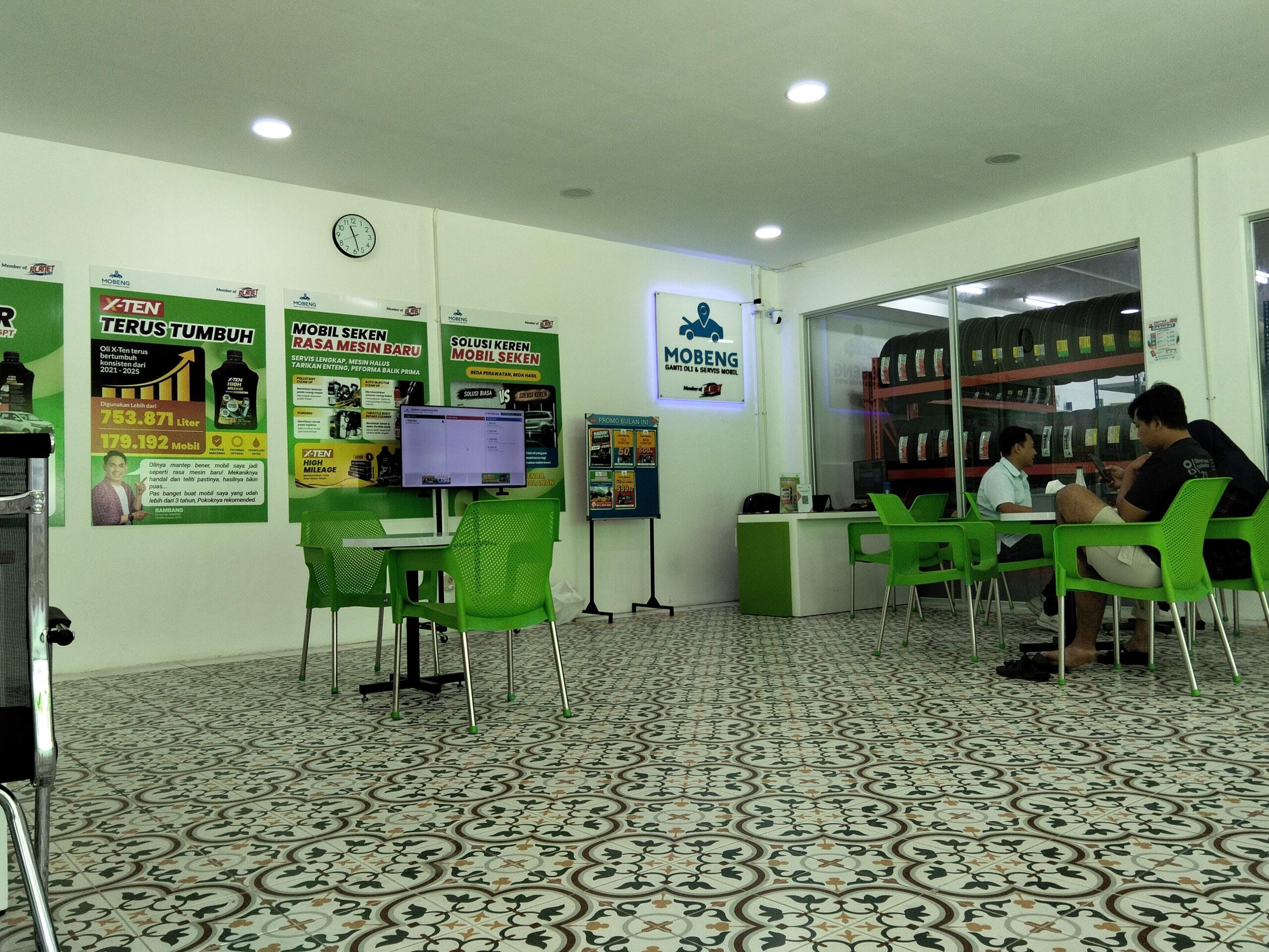 Mulai dari servis berkala, penggantian pelumas, aki, penanganan komponen kaki-kaki, hingga penggantian ban, seluruh prosedur dikerjakan berdasarkan Standar Operasional Prosedur ketat, transparan, serta didukung mekanik terlatih.