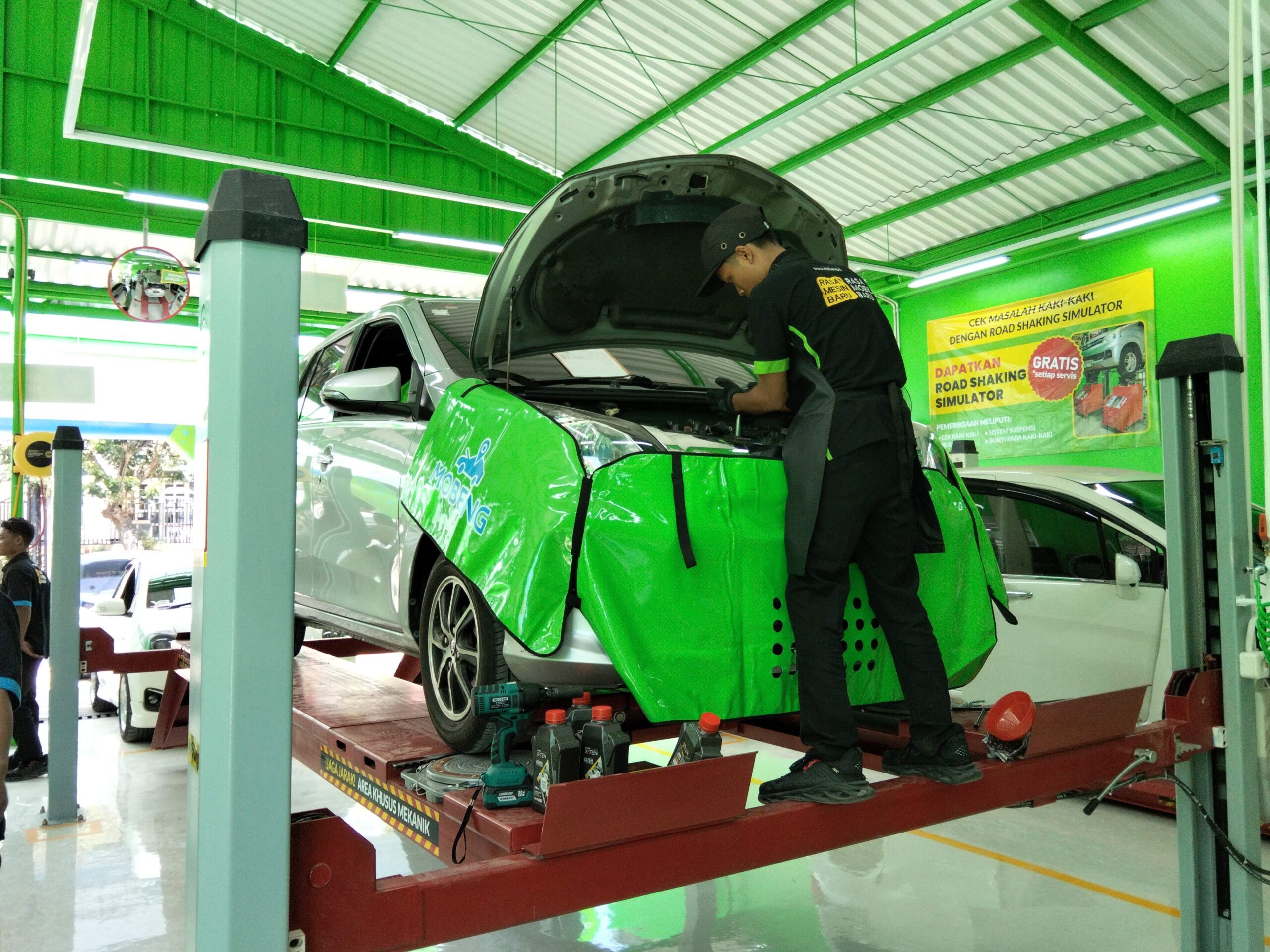 Mulai dari servis berkala, penggantian pelumas, aki, penanganan komponen kaki-kaki, hingga penggantian ban, seluruh prosedur dikerjakan berdasarkan Standar Operasional Prosedur ketat, transparan, serta didukung mekanik terlatih.
